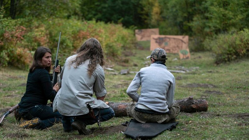 Rain, Bird, and Bam Brown on gun practice range. – Bild: Discovery Communications