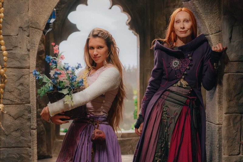 Rapunzel (Anna-Lena Schwing, l.) und die Zauberin Eleonor (Andrea Sawatzki, r.) stehen im hochgelegenen Zimmer des einsamen Turmes, in den sie sich wegen der Verfolgung durch die Königin geflüchtet haben. – Bild: ZDF und Dusan Martincek.
