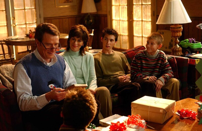 Hal (Bryan Cranston, l.) bekommt es mit der Angst zu tun, als er die tollen Weihnachtsgeschenke von Lois (Jane Kaczmarek, 2.v.l.), Reese (Justin Berfield, 2.v.r.) und Dewey (Erik Per Sullivan, r.) bekommt … – Bild: ViacomCBS