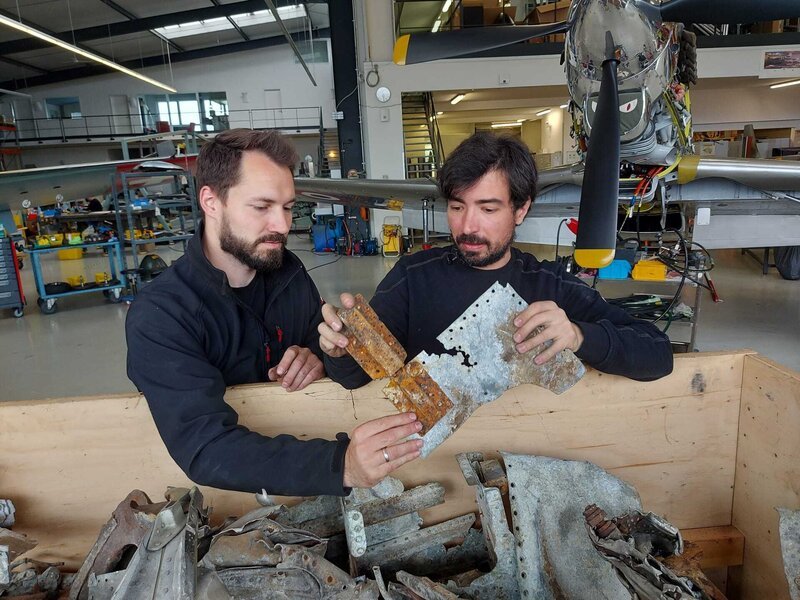 Männer inspizieren Metallschrott – Bild: Warner Bros. Discovery