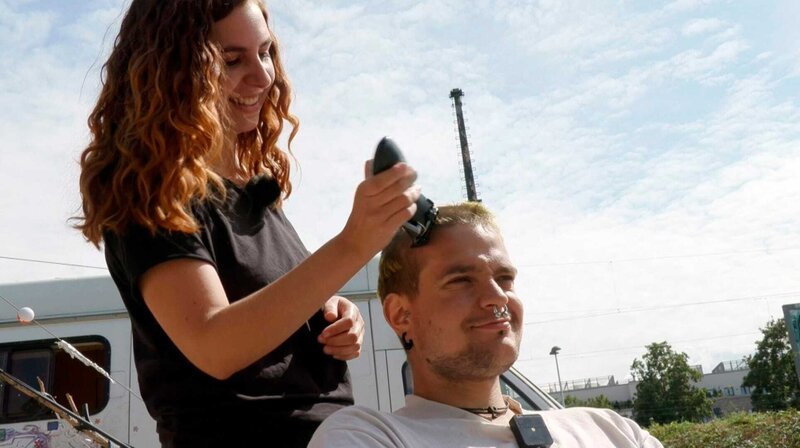 Sieben Tage lang verbringt Reporterin Mariska auf der Besetzung. Am ersten Tag rasiert sie direkt Förb den Kopf. – Bild: HR