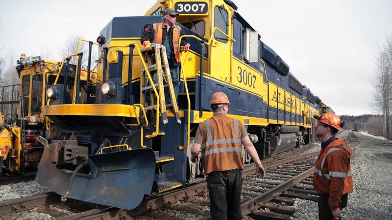 RC und Steve arbeiten an der Lokomotive. – Bild: Destination America /​ Photobank 34429_ep302_020 /​ Discovery Communications