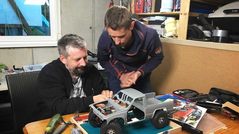 L-R: Daniel Siegl and Lukas Klapfer are working on a Toyota 4Runner. – Bild: DMAX