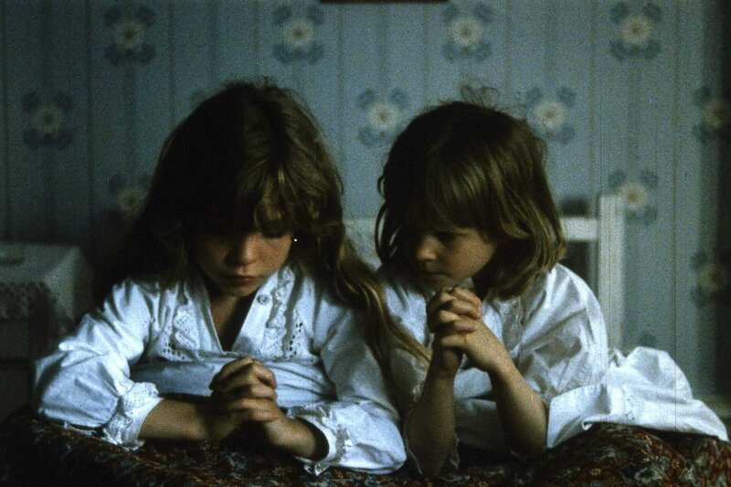 Madita (Jonna Liljendahl, l.) und Lisabet (Liv Alsterlund, r.) halten immer zusammen. Gemeinsam beten sie für eine Freundin. – Bild: ZDF und Taurus Film./​Taurus Film