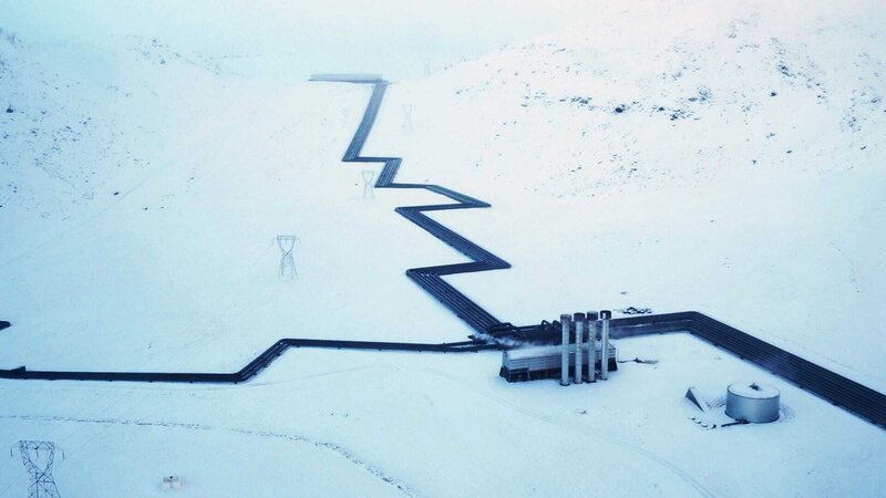 Die Rohrleitungen zwischen dem Dampfturbinen-Kraftwerk und den geothermischen Quellen auf Island sind über 30 Kilometer lang. – Bild: N24 Doku