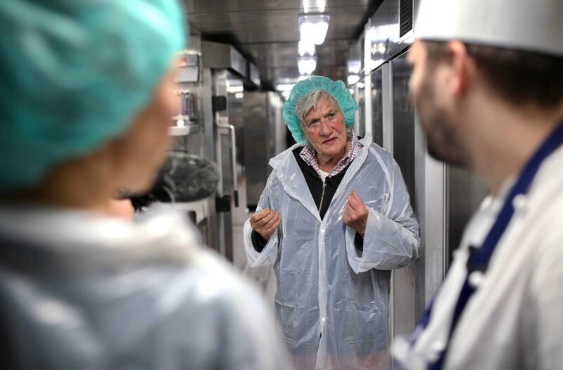 Monika Fuchs begutachtet die Kombüse der Hourtigruten. Auf engstem Raum entsteht hier exzellentes Essen für 590 Menschen – Bild: SWR Monika Fuchs begutachtet die Kombüse der Hourtigruten. Auf engstem Raum entsteht hier exzellentes Essen für 590 Menschen – Bild: SWR