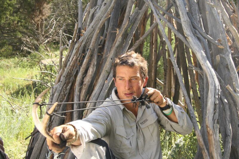 Bear Grylls stretches catapult. – Bild: Discovery Communications