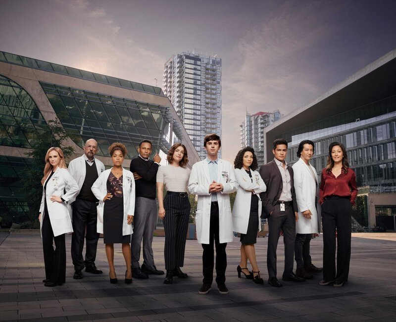v.li.: Dr. Morgan Reznick (Fiona Gubelmann), Dr. Aaron Glassman (Richard Schiff), Dr. Claire Browne (Antonia Thomas), Dr. Marcus Andrews (Hill Harper), Lea Dilallo (Paige Spara), Dr. Shaun Murphy (Freddie Highmore), Dr. Carly Lever (Jasika Nicole), Dr. Neil Melendez (Nicholas Gonzalez), Dr. Alex Park (Will Yun Lee), Dr. Audrey Lim (Christina Chang) – Bild: Art Streiber /​ ORF /​ Sony Pictures/​ABC