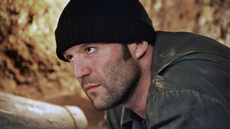 Terry (Jason Statham) und sein Team wollen einen Tunnel direkt in den Tresorraum graben und ihn leerräumen, während die Alarmanlage abgeschaltet ist. – Bild: RTL Zwei