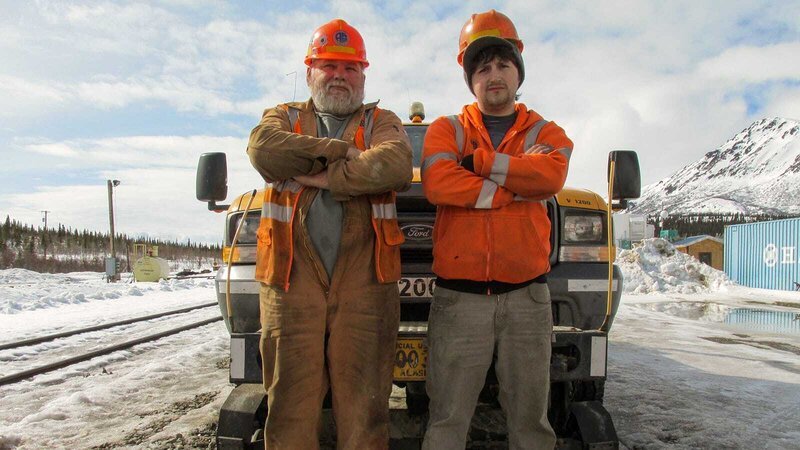 Mike Hoadley and John Barber leaning against a truck. – Bild: Discovery Communications