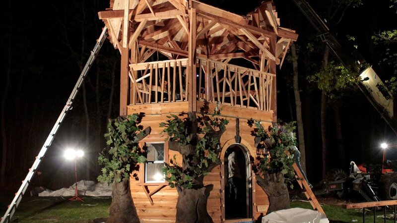 The Oppedisano playhouse with the top floor in place, almost finished, during the overnight install on Long Island. – Bild: Discovery Communications