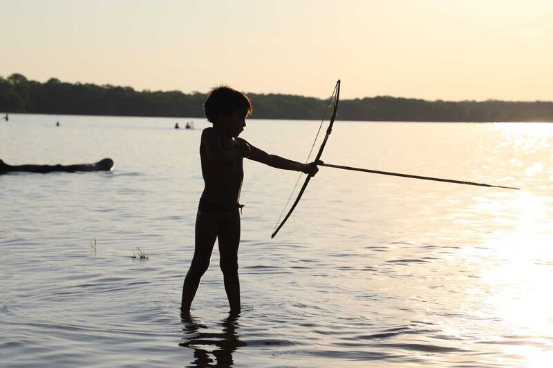 Ein Kind beim Fischen mit Pfeil und Bogen im brasilianischen Bundesstaat Mato Grosso im Amazonas-Gebiet. – Bild: BBC/​Mairead Maclean/​Mairead Maclean