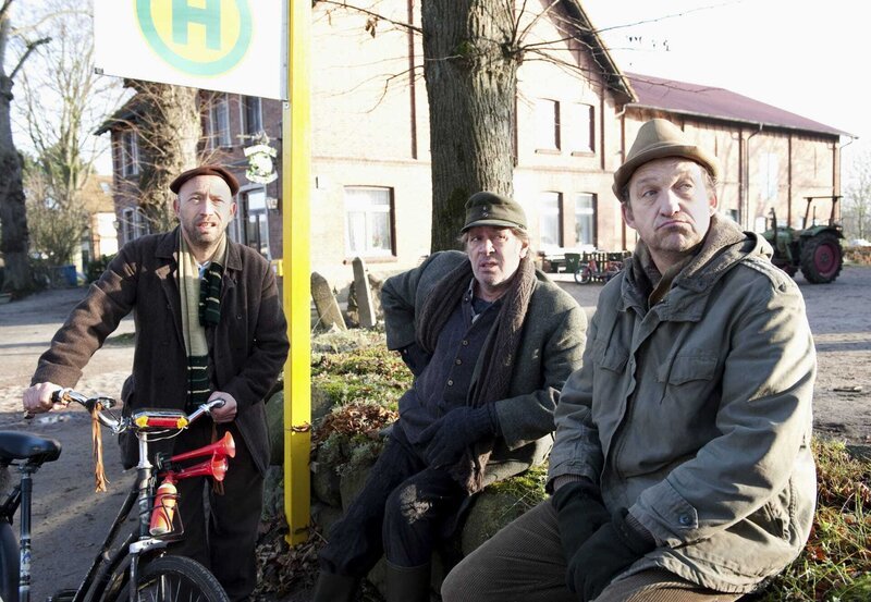 V. l. Shorty mit Brackelmann und Adsche an der Bushaltestelle. – Bild: NDR/​Nicolas Maack