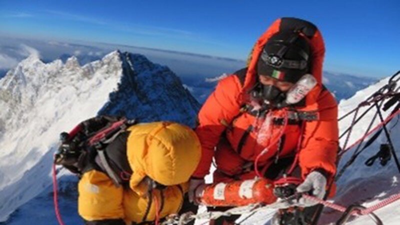 Sherpa Jangbu versorgt Abdul Jabbar Bahtti beim Abstieg aus der Todeszone des Mount Everest mit Sauerstoff. – Bild: BILD Sherpa Jangbu versorgt Abdul Jabbar Bahtti beim Abstieg aus der Todeszone des Mount Everest mit Sauerstoff. – Bild: BILD