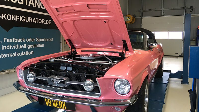 Das 10-köpfige Team des V8-Werks lässt jeden angelieferten „Patienten“ nach seiner Restaurierung in neuem Glanz erstrahlen. – Bild: BILD