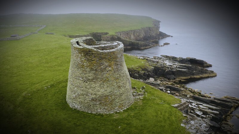 Die runden, fensterlosen Türme an der Küste Schottlands wurden vor etwa zweitausend Jahren erbaut und ragen zwölf Meter in die Höhe. – Bild: BILD