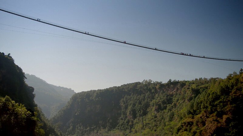 Eine der atemberaubendsten Hängebrücken ist in Nepal zu finden. Der 5-minütige Weg könnte für einige Menschen, die unter einer starken Höhenangst leiden, jedoch zum echten Alptraum werden. – Bild: BILD