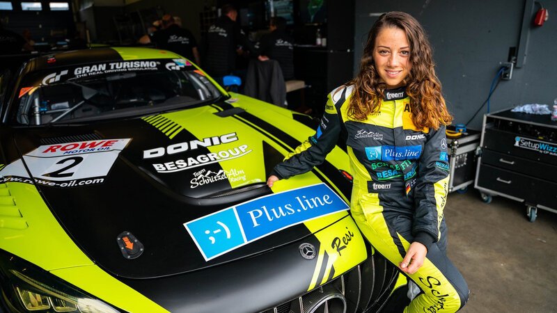 Rennfahrerin Carrie Schneider hat ein ehrgeiziges Ziel: Sie will die Nordschleife des Nürburgrings in weniger als 8 Minuten fahren. – Bild: BILD