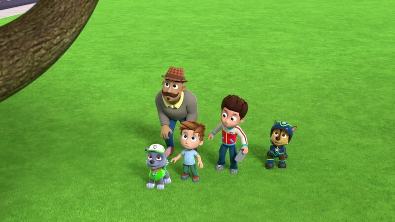 L-R: Rocky, Mr. Porter, Alex Porter, Ryder, Chase – Bild: ANNÉE Spin Master PAW Productions Inc. All Rights Reserved. Paw Patrol and all related titles, logos and characters are trademarks of Spin Master Ltd. Nickelodeon and all related titles and logos are trademarks of Viacom International  …