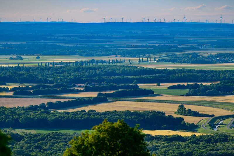 View from mountain braunsberg to the fields of Marchfeld, Austria – Bild: Shutterstock /​ Shutterstock /​ Copyright (c) 2020 Simlinger/​Shutterstock. No use without permission.
