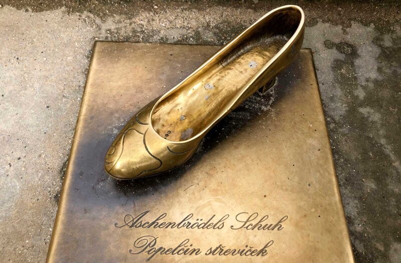 Aschenbrödels Schuh auf Treppe vor Schloss Moritzburg – Bild: MDR/​René Römer