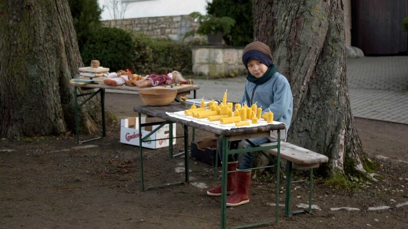 Das kleine Örtchen Kapellendorf bei Weimar pflegt eine ganz besondere Tradition. Sie machen sich ihren eigenen ganz besonderen Weihnachtsmarkt. Zusammengehörigkeit und Dorfleben werden hier groß geschrieben. Viel Leckeres und Schönes entsteht hier in gemeinschaftlicher Arbeit in der Vorweihnachtszeit und alle genießen den inzwischen Tradition gewordenen kleinen weihnachtlichen Markt im Dorf. – Bild: MDR/OPEN house media Das kleine Örtchen Kapellendorf bei Weimar pflegt eine ganz besondere Tradition. Sie machen sich ihren eigenen ganz besonderen Weihnachtsmarkt. Zusammengehörigkeit und Dorfleben werden hier groß geschrieben. Viel Leckeres und Schönes entsteht hier in gemeinschaftlicher Arbeit in der Vorweihnachtszeit und alle genießen den inzwischen Tradition gewordenen kleinen weihnachtlichen Markt im Dorf. – Bild: MDR/OPEN house media