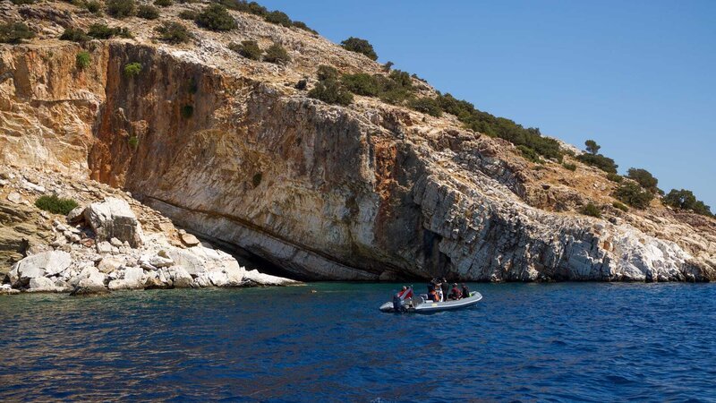 Stel Pavlou und Jess Phoenix auf einem kleinen Boot vor Naxos, Griechenland. – Bild: Discovery Communications, LLC