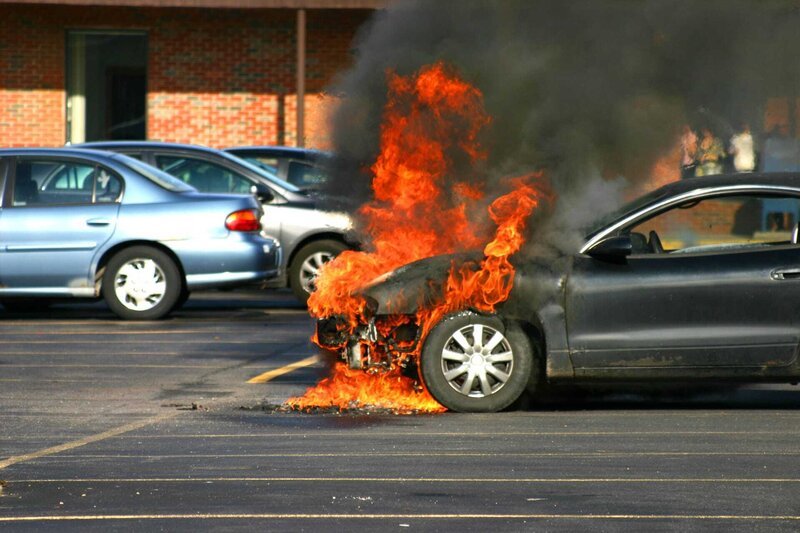 Näherer Blick auf ein brennendes Auto. – Bild: Shutterstock /​ Shutterstock /​ Copyright (c) 2008 Henry Hazboun/​Shutterstock. No use without permission.