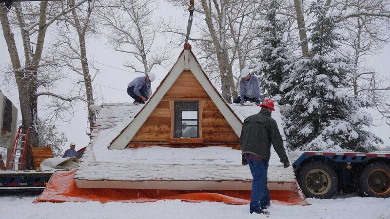 Jeremy and Tyson prepare the roof to be placed on it’s playhouse during a snow shower. – Bild: HGTV /​ TLC