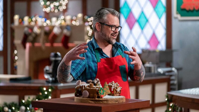 Contestant Brian Grabowski presents his dish Classic Gingerbread, Chocolate Peppermint Crackle Cookies, French Macron with Peanut Butter Buttercream, Hazelnut Spread, and Toasted Marshmellow, during the judging of the second round, The Display Challenge, „Christmas Cookie Train“, as seen on Christmas Cookie Challenge, Season 2. – Bild: 2018, Television Food Network, G.P. All Rights Reserved.