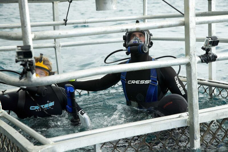 Dr. Charlie Huveneers und Dr. Lauren Meyer tauchen in einem Käfig ab, um vor der Küste Südaustraliens Forschungsergebnisse über Weiße Haie zu sammeln. – Bild: Discovery Channel /​ Discovery Communications, LLC