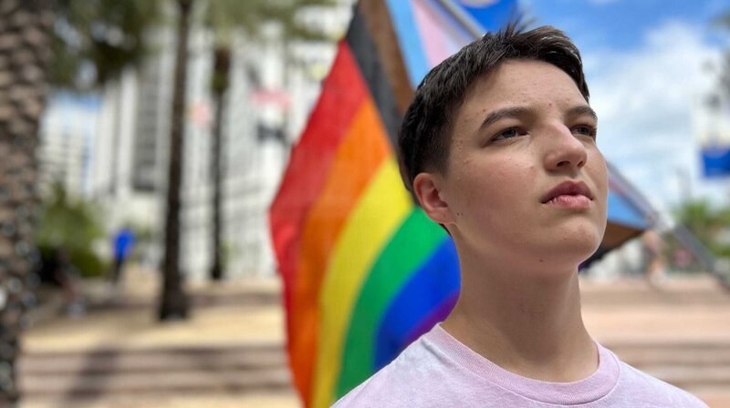 Beau, 17, hätte gern ein normales Leben. Doch als trans* Teenager in Florida muss er gegen die große Politik kämpfen. – Bild: NDR