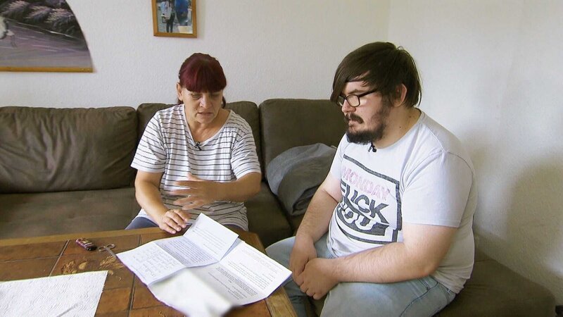 Pascal (19) droht Knast: Petras Sohn hat über ein Jahr lang online Smartphones bestellt und sie dann weiterverkauft – ohne dafür zu bezahlen.. – Bild: RTL Zwei