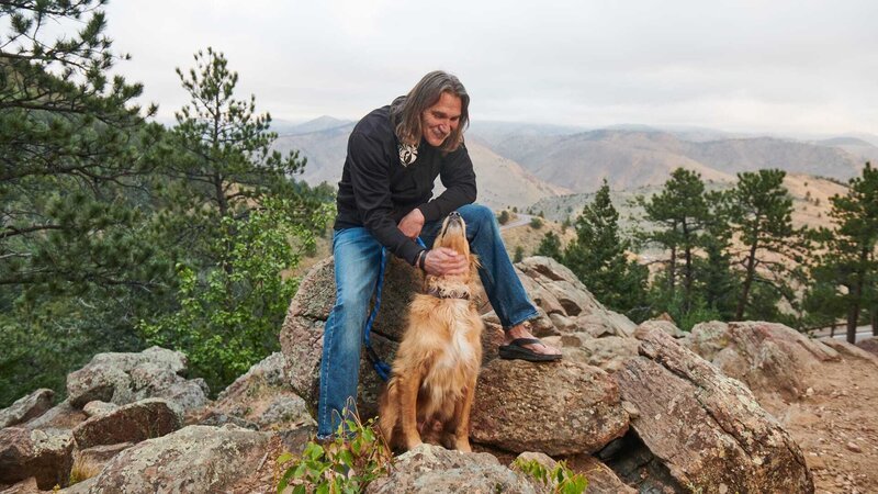 Dr. Jeff Young and his dog Fred as seen on Dr. Jeff: Rocky Mountain Vet. – Bild: Gabriel Nivera /​ Animal Planet /​ Discovery, Inc.