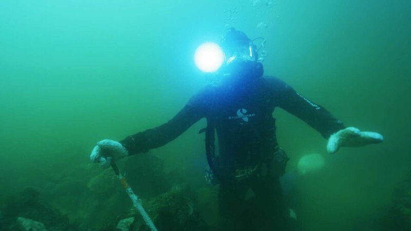 Captain diver Kris Kelly gets in a final shift at Bluff. – Bild: Discovery Communications /​ Discovery Channel