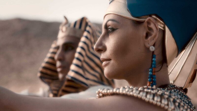 Nefertiti and Ahkenaten holding up gifts to the god – Bild: Servus TV