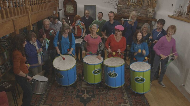 Evolutionary Theorist, Sue Blackmore and her samba band, rehearsing a piece. Sue sees the spread of samba music from South America to the UK as an example of ?memes,? which she defines as the cultural equivalent of genes, whose purpose is to replicate themselves as information that is passed from one person to the next. – Bild: Discovery Communications