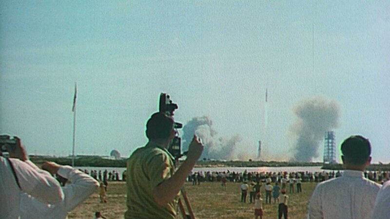 Ein Kamerateam beobachtet den Start der Apollo-11-Rakete auf dem Weg zum Mond. Die Live-Fernsehbilder gingen damals um die ganze Welt. – Bild: ZDF und Giulio Biccari./​Giulio Biccari