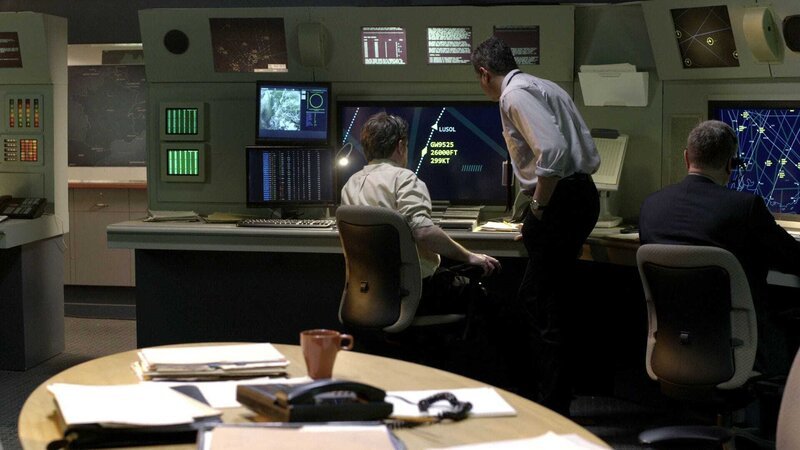 Während die Maschine zunehmend an Höhe verliert, versucht der Tower in Marseille, Funkkontakt zu Germanwings-Flug 9525 aufzubauen. Doch im Cockpit antwortet niemand. – Bild: N24 Doku