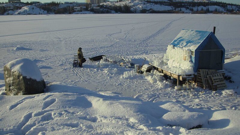 Pike Mike stands near his barge along a wall of ice. – Bild: Discovery Communications