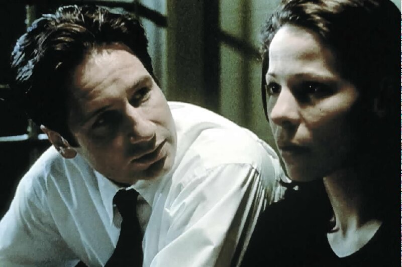 Fox Mulder (David Duchovny) und Marty Glenn (Lili Taylor) – Bild: SYFY