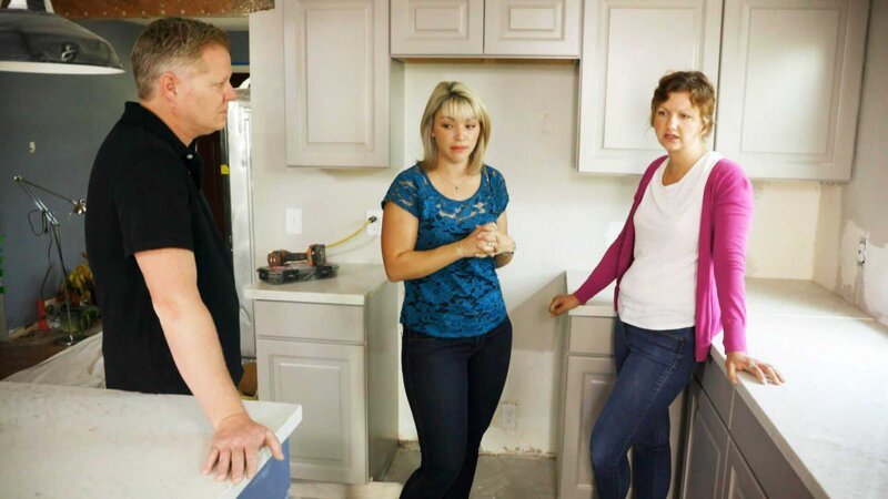 Altbaucharme trifft Ziegelbungalow: Drei Frauen sind auf der Suche nach einem Haus zum Renovieren in der Mitte von Denver. Die Freundinnen könnten unterschiedlicher nicht sein, doch mit geballter Frauenpower und Enthusiasmus sind sie sicher, ihr gemütliches Traumhaus in der Innenstadt erschaffen zu können. – Bild: HGTV
