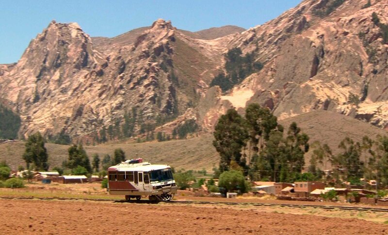 Schienenbus: Auch in Bolivien leuchtet der Mercedesstern – in der spektakulären Andenkulisse zwischen Sucre und Potosi, wo der Ferrocarril im Zweitages-Turnus vor allem Einheimische, aber manchmal auch Touristen durch die spektakuläre Berglandschaft zu den abgelegenen Dörfern bringt. – Bild: NDR/​SWR