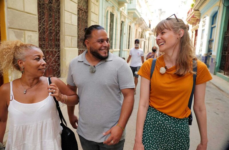 Nina Heins bekommt einen Einblick in Havannas Alltag und kocht mit dem kubanischen Paar. – Bild: ZDF und HR/​Jonas Weinhold.