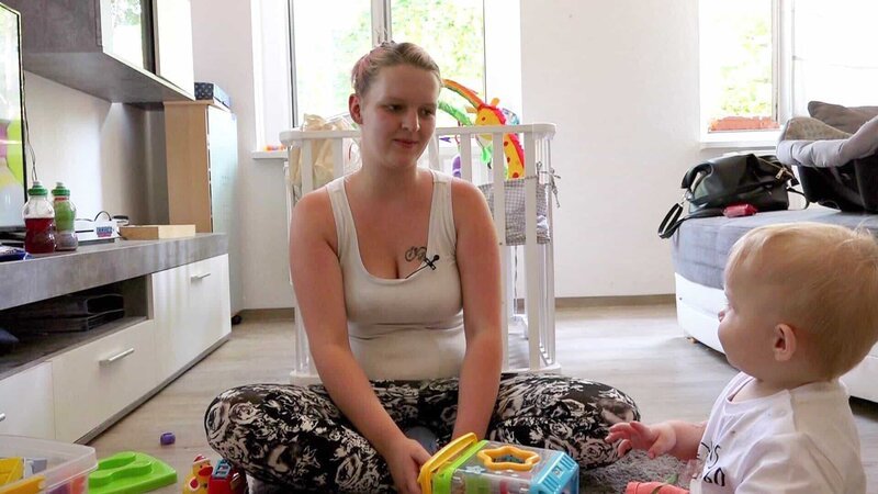 Janine (20) ist seit kurzem zweifache Mutter. Seit Wochen wartet sie auf ihre Kindergeldnachzahlung und bekommt kaum das Geld für die dringend benötigte Babynahrung zusammen. – Bild: RTL Zwei