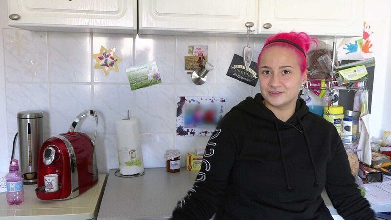 Sarah (23) fühlt sich in ihrer Wohnung nicht mehr wohlSarah (23) fĂĽhlt sich in ihrer Wohnung nicht mehr wohl – Bild: RTL Zwei