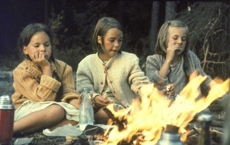 Lisa (Linda Bergström, l.), Inga (Anna Sahlin, M.) und Britta (Ellen Demerus, r.) beim Essen am Lagerfeuer. – Bild: ZDF und Taurus./​Taurus