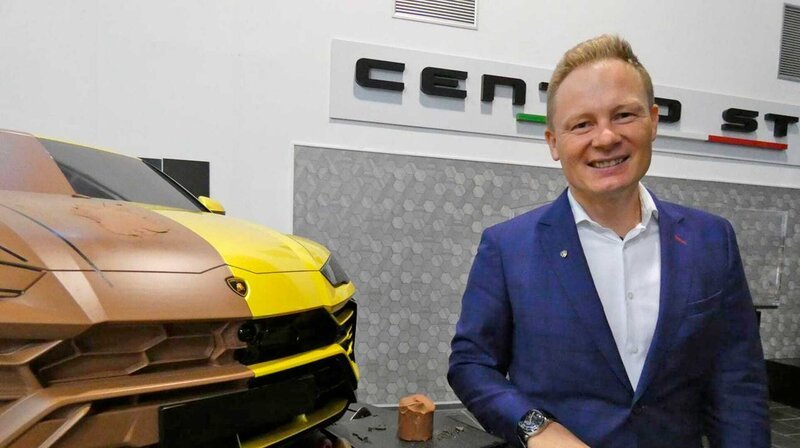Mitja Borkert ist Chefdesigner bei Lamborghini. Er designt Luxusautos, für die seine Kundinnen und Kunden mehrere hunderttausend Euro ausgeben. – Bild: phoenix/​ZDF/​BBC