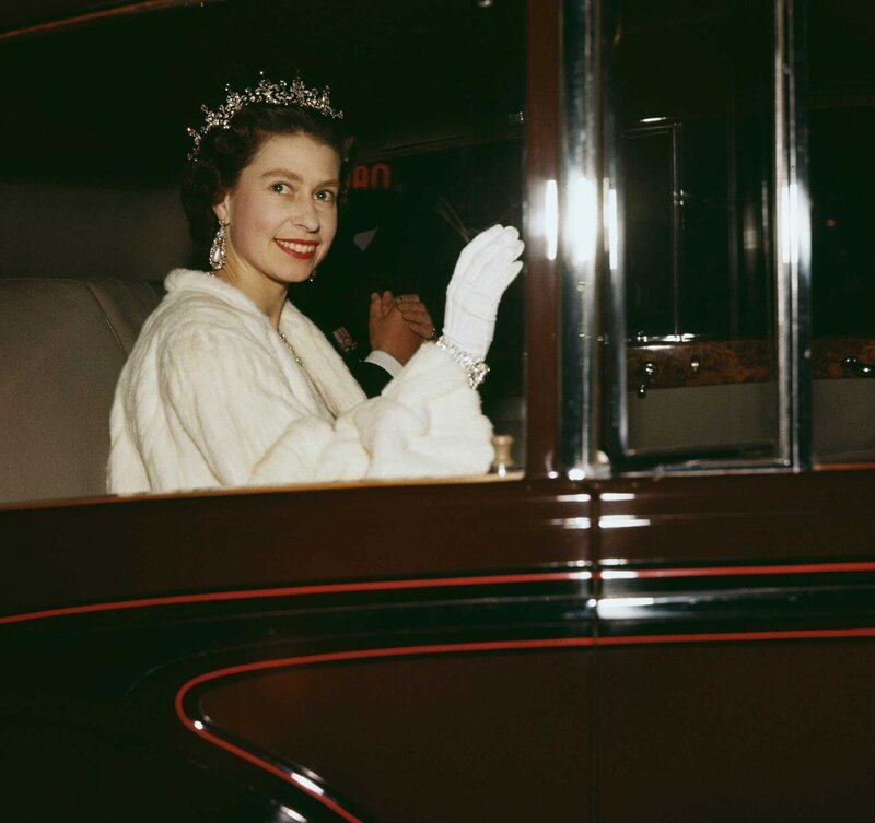 Queen Elizabeth II winkt aus einer Limousine während eines Staatsbesuchs in den Niederlanden im März 1958, sechs Jahre nach ihrer Thronbesteigung. – Bild: ZDF und Keystone./​Keystone