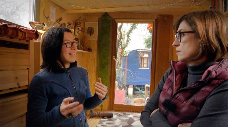 Tiny House trifft Schöner Wohnen: Jilly Latumena (links) wohnt in einem Bauwagen, hat ein Tiny House; Tina Humburg richtet Immobilien für den Verkauf ein. – Bild: HR